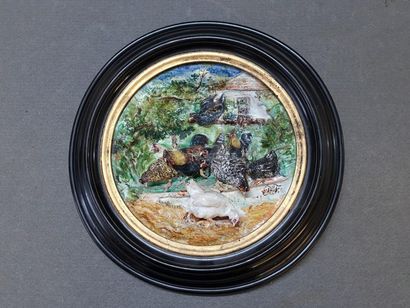 Bas-relief en faïence : Les Poules
Barbotine...