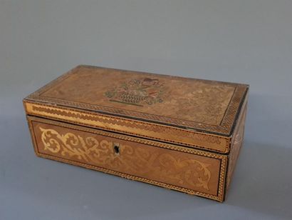 Coffret en marqueterie de paille, découvrant...