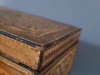 Coffret en marqueterie de paille, découvrant...