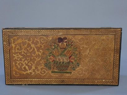 Coffret en marqueterie de paille, découvrant...