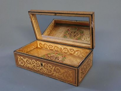 Coffret en marqueterie de paille, découvrant...