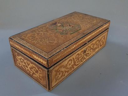 Coffret en marqueterie de paille, découvrant...