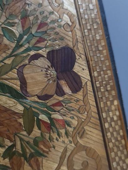 Coffret en marqueterie de paille, découvrant...
