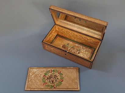 Coffret en marqueterie de paille, découvrant...