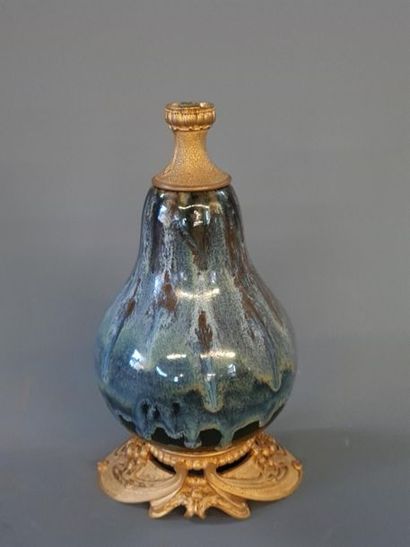 Vase piriforme en céramique émaillée, monté...