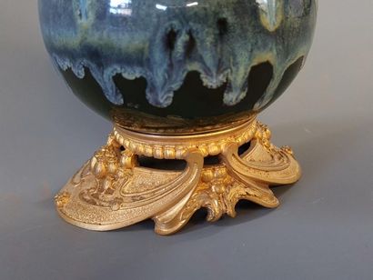 Vase piriforme en céramique émaillée, monté...