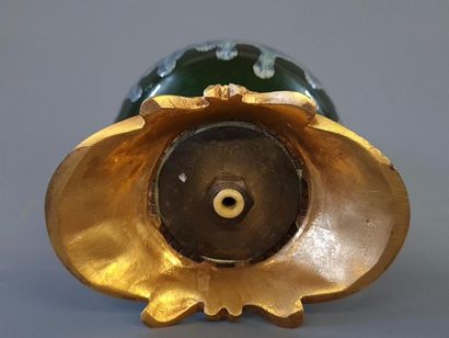 Vase piriforme en céramique émaillée, monté...