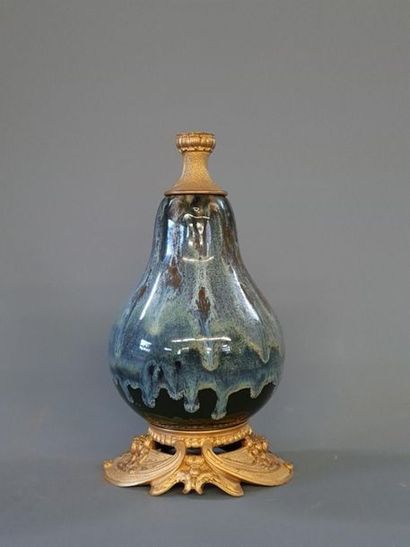 Vase piriforme en céramique émaillée, monté...