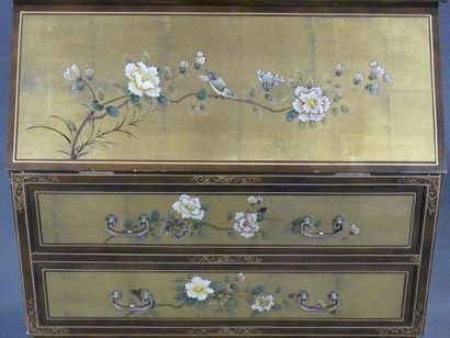 Secrétaire dos d'âne laqué . 
Style asiatique...
