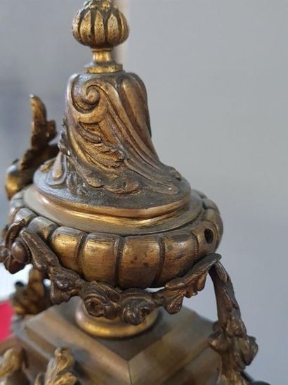 Bronze cartel surmounted by a cassolette.
Louis...