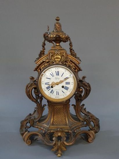 Bronze cartel surmounted by a cassolette.
Louis...