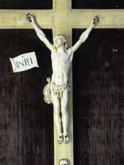 Crucifix en ivoire sculpté XIX° et cadre...