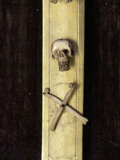Crucifix en ivoire sculpté XIX° et cadre...