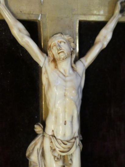Crucifix en ivoire sculpté XIX° et cadre...