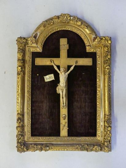 Crucifix en ivoire sculpté XIX° et cadre...