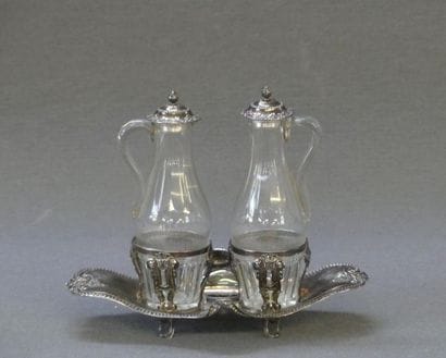 Huilier vinaigrier en argent. 
XVIII° siècle
23...