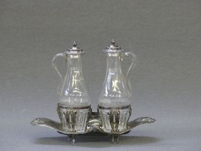 Huilier vinaigrier en argent. 
XVIII° siècle
23...