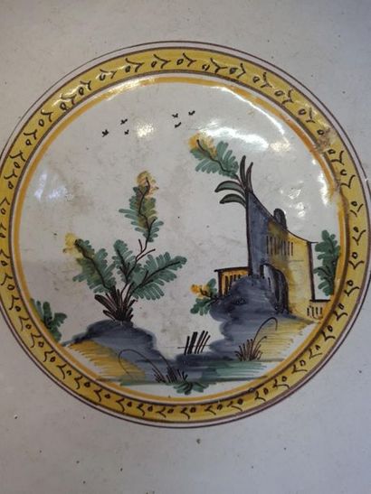 Nevers XVIIIe : Saladier en faïence à décor...