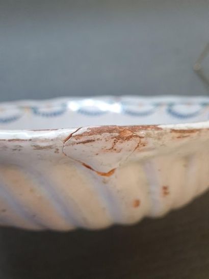 Nevers XVIIIe : Saladier en faïence à décor...