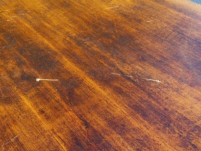 Table de drapier rectangulaire en noyer,...