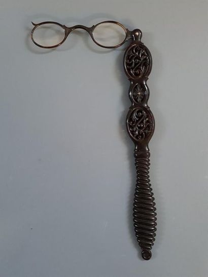 Face à main en écaille brune XIXe.
23 x 3...