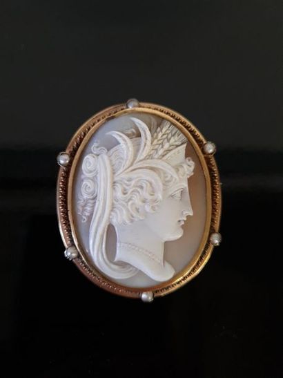 750°/00 gold brooch set with six cultured...