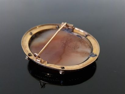 750°/00 gold brooch set with six cultured...