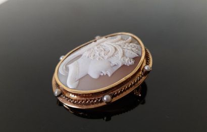 750°/00 gold brooch set with six cultured...