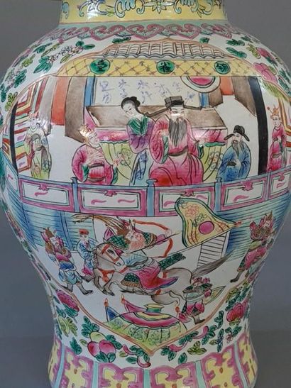 Vase couvert en porcelaine de Chine à décor...