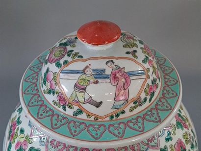 Vase couvert en porcelaine de Chine à décor...