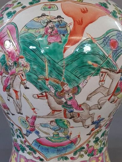 Vase couvert en porcelaine de Chine à décor...