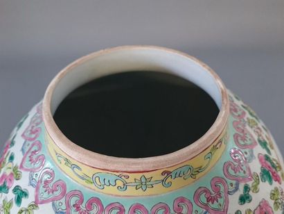 Vase couvert en porcelaine de Chine à décor...