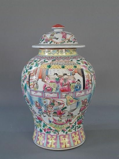 Vase couvert en porcelaine de Chine à décor...