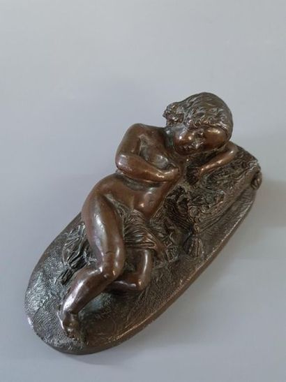 Statuette en bronze patiné figurant un enfant...