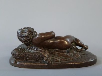 Statuette en bronze patiné figurant un enfant...
