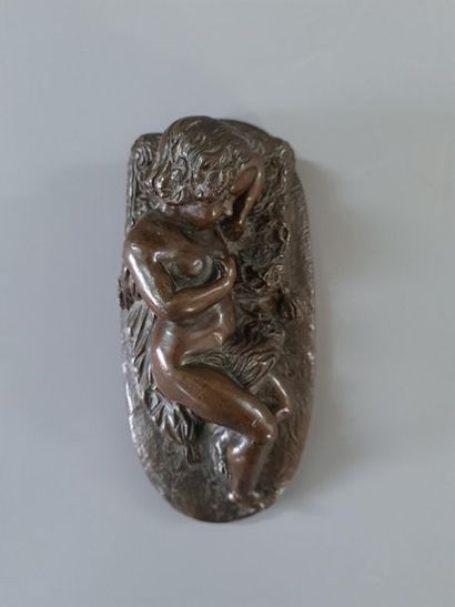 Statuette en bronze patiné figurant un enfant...