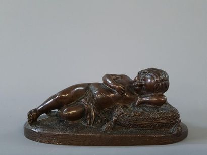 Statuette en bronze patiné figurant un enfant...
