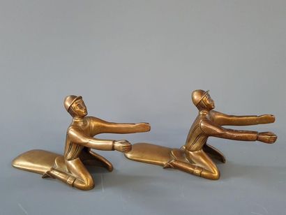 Paire de tire-bottes en bronze figurant des...