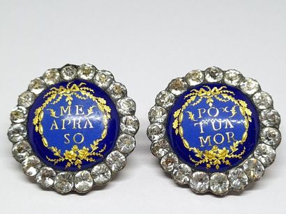Paire de boutons en métal émaillé et strass...