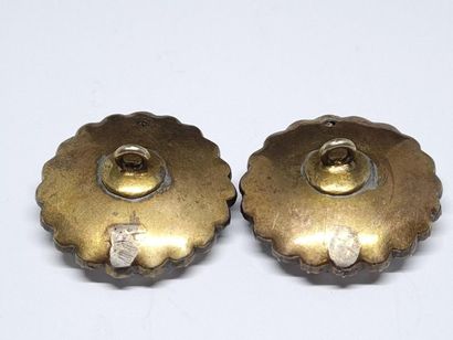 Paire de boutons en métal émaillé et strass...