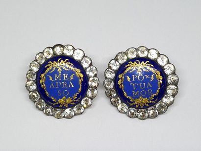 Paire de boutons en métal émaillé et strass...