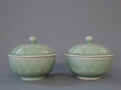 Paire de pots couverts en faïence céladon...