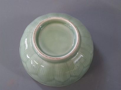 Paire de pots couverts en faïence céladon...