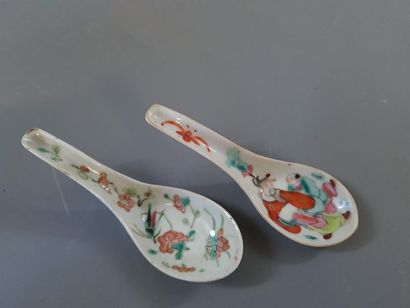 Paire de pots couverts en faïence céladon...