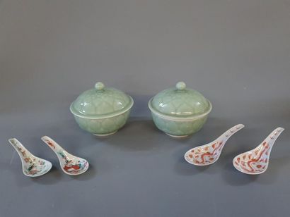Paire de pots couverts en faïence céladon...