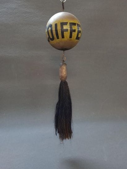 Enseigne de coiffeur sphérique en métal marquée...