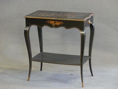 Petite table à entretoise, décor laquée de...