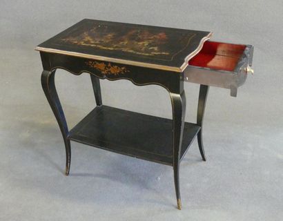 Petite table à entretoise, décor laquée de...