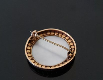 Circular brooch in gold and cultured pearls,...