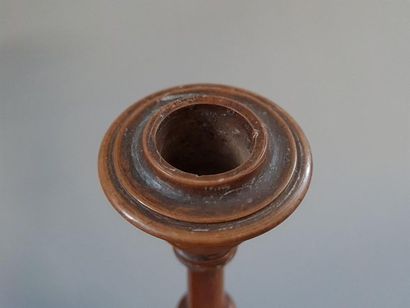 Paire de bougeoirs en bois naturel tourné.
XIXe...